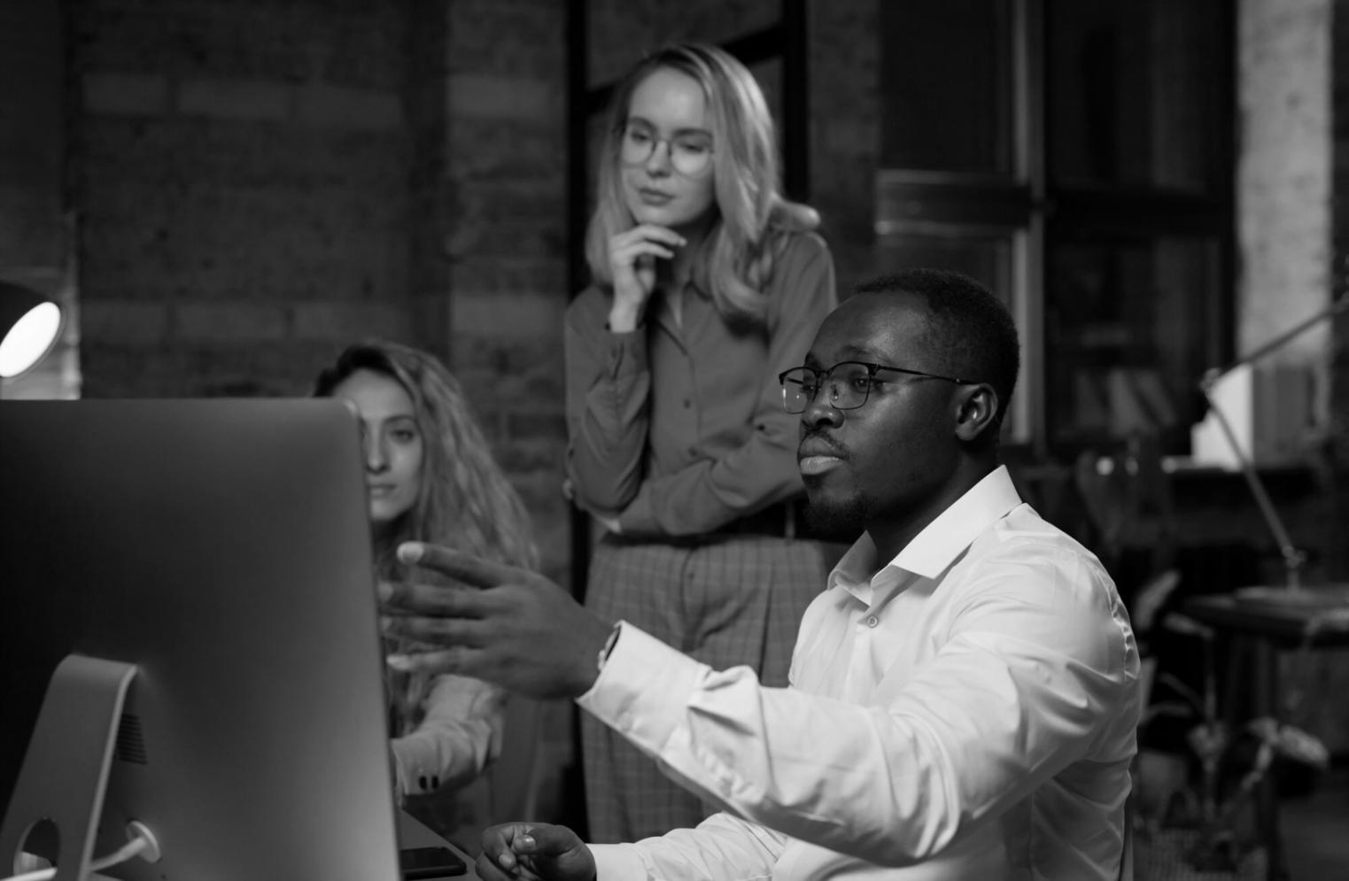 Espace de travail organisé avec documents financiers
